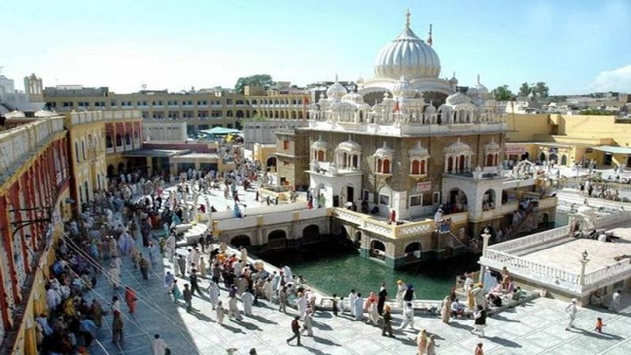 1100 भारतीय सिख पहुंचे पाकिस्तान, लिया इस कार्यक्रम में हिस्सा 1100 भारतीय सिख पहुंचे पाकिस्तान, लिया इस कार्यक्रम में हिस्सा