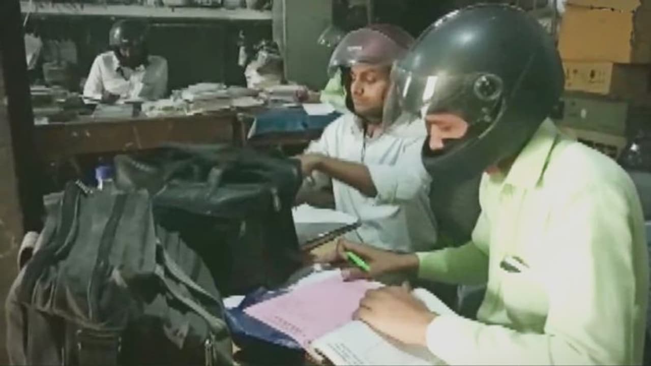 বাইক স্কুটার নাই বা থাক, অফিসে হেলমেট পরতেই হবে, এটাই অলিখিত নিয়ম বাইক স্কুটার নাই বা থাক, অফিসে হেলমেট পরতেই হবে, এটাই অলিখিত নিয়ম