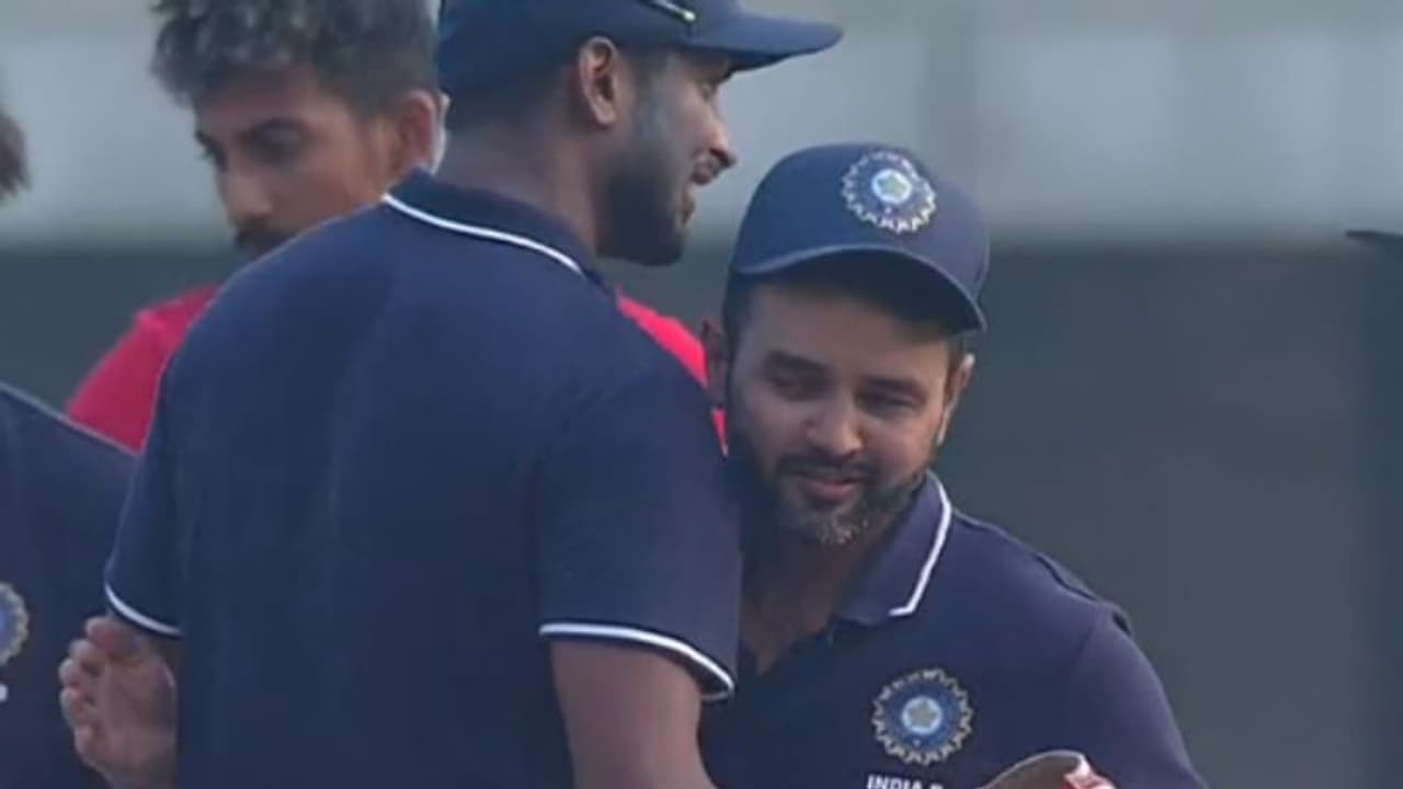 இறுதி போட்டியில் அபார வெற்றி.. கோப்பையை தூக்கிய பார்த்திவ் படேல்&கோ