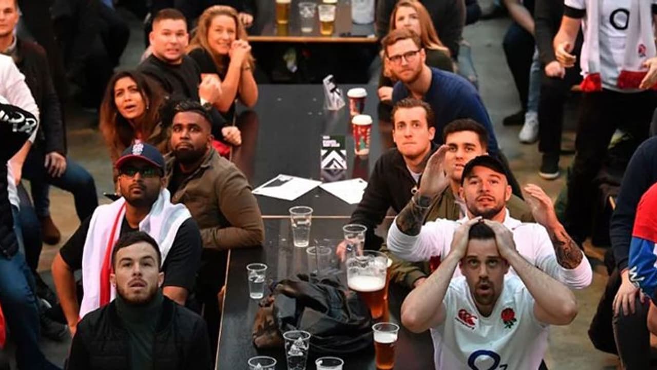 ബെറ്റ് വച്ചാല് വാക്ക് പാലിക്കാതിരിക്കാനാകുമോ; പൊതു സ്ഥലത്ത് നഗ്നമായി 1.5 കിമി ഓടി ആരാധകന് ബെറ്റ് വച്ചാല് വാക്ക് പാലിക്കാതിരിക്കാനാകുമോ; പൊതു സ്ഥലത്ത് നഗ്നമായി 1.5 കിമി ഓടി ആരാധകന്