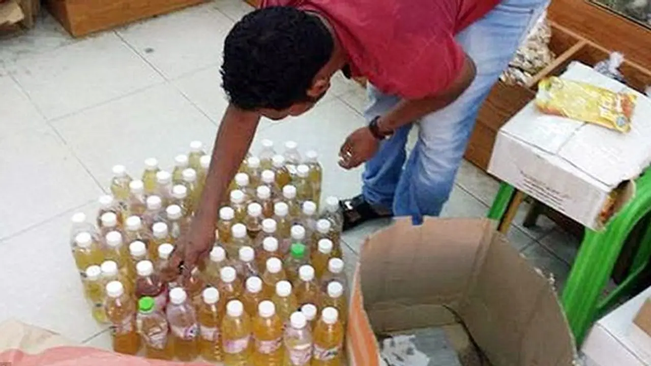 ऊंट का बता अपना पेशाब बेच रहा था शख्स, दूध में मिलाकर पी रहे थे लोग ऊंट का बता अपना पेशाब बेच रहा था शख्स, दूध में मिलाकर पी रहे थे लोग