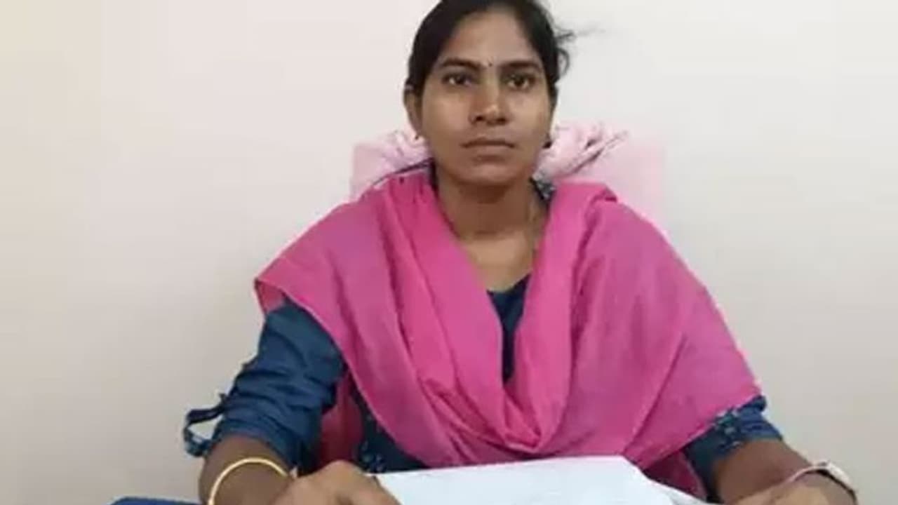 பட்டப்பகலில் பெண் தாசில்தார் பெட்ரோல் ஊற்றி உயிரோடு எரித்துக் கொலை... இளைஞர் வெறிச்செயல்..! பட்டப்பகலில் பெண் தாசில்தார் பெட்ரோல் ஊற்றி உயிரோடு எரித்துக் கொலை... இளைஞர் வெறிச்செயல்..!