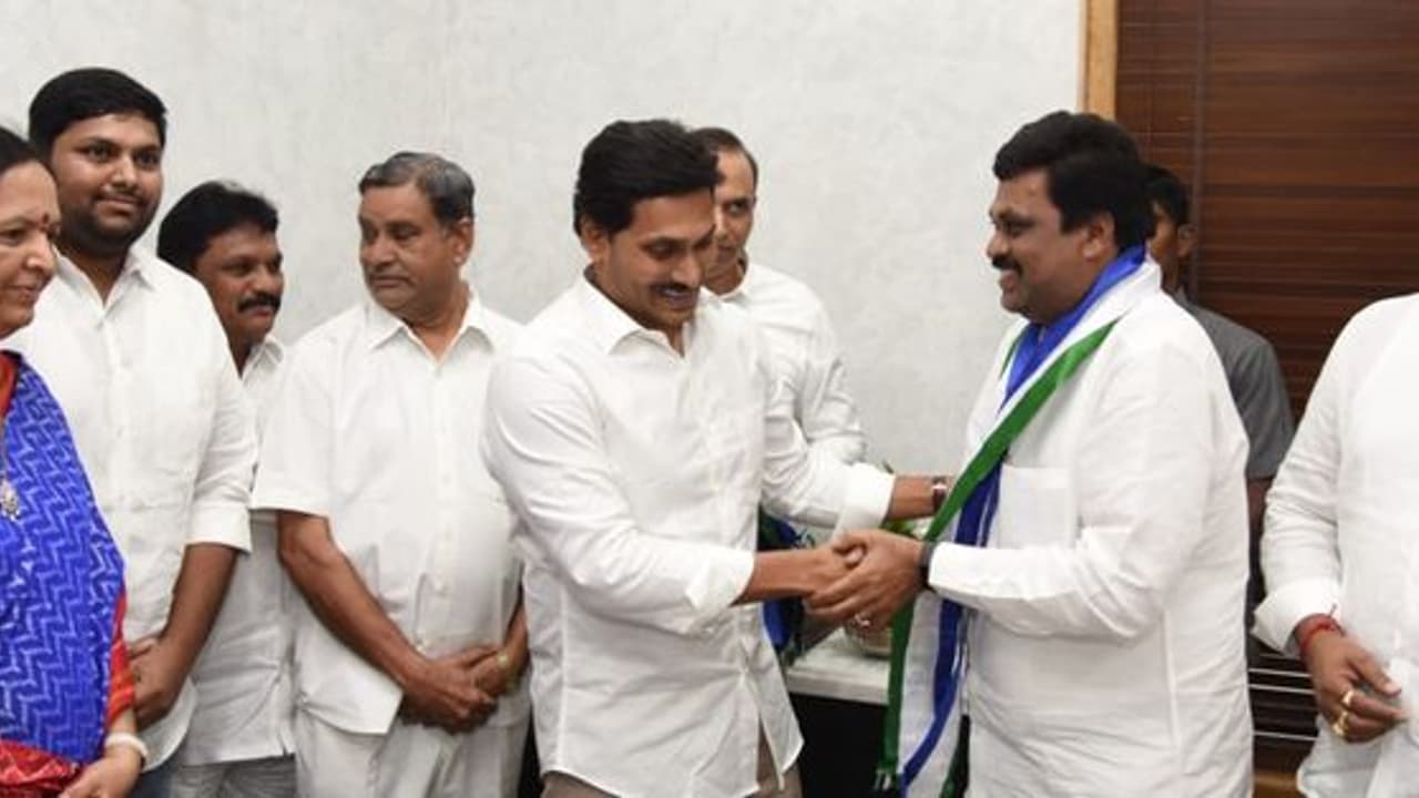 చంద్రబాబుకు మరో షాక్ ... వైసీపీలో చేరిన మాజీ మంత్రి సోదరుడు చంద్రబాబుకు మరో షాక్ ... వైసీపీలో చేరిన మాజీ మంత్రి సోదరుడు