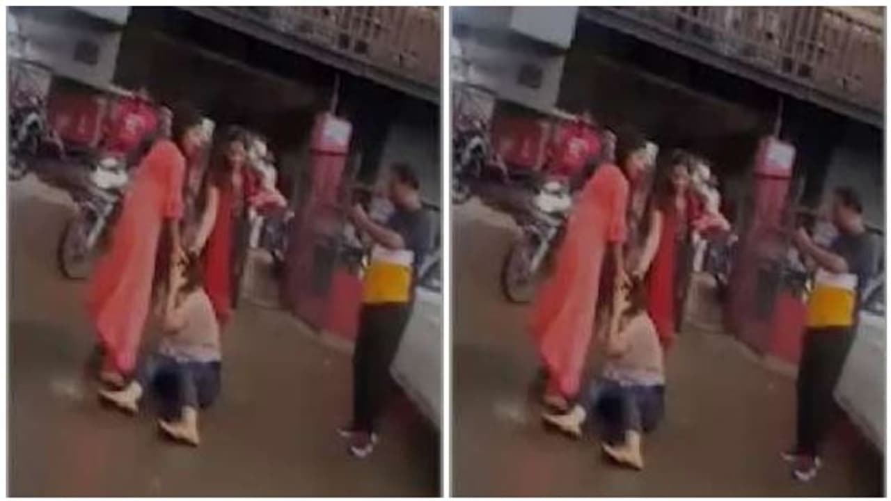 பொண்டாட்டிய ஏமாற்றி விட்டு கள்ளக்காதலியுடன் அஜால் குஜால்..! சினிமா தியேட்டர் வாசலில் முடிய பிடிச்சு ஆட்டு ஆட்டுன்னு ஆட்டிய மனைவி..! பொண்டாட்டிய ஏமாற்றி விட்டு கள்ளக்காதலியுடன் அஜால் குஜால்..! சினிமா தியேட்டர் வாசலில் முடிய பிடிச்சு ஆட்டு ஆட்டுன்னு ஆட்டிய மனைவி..!