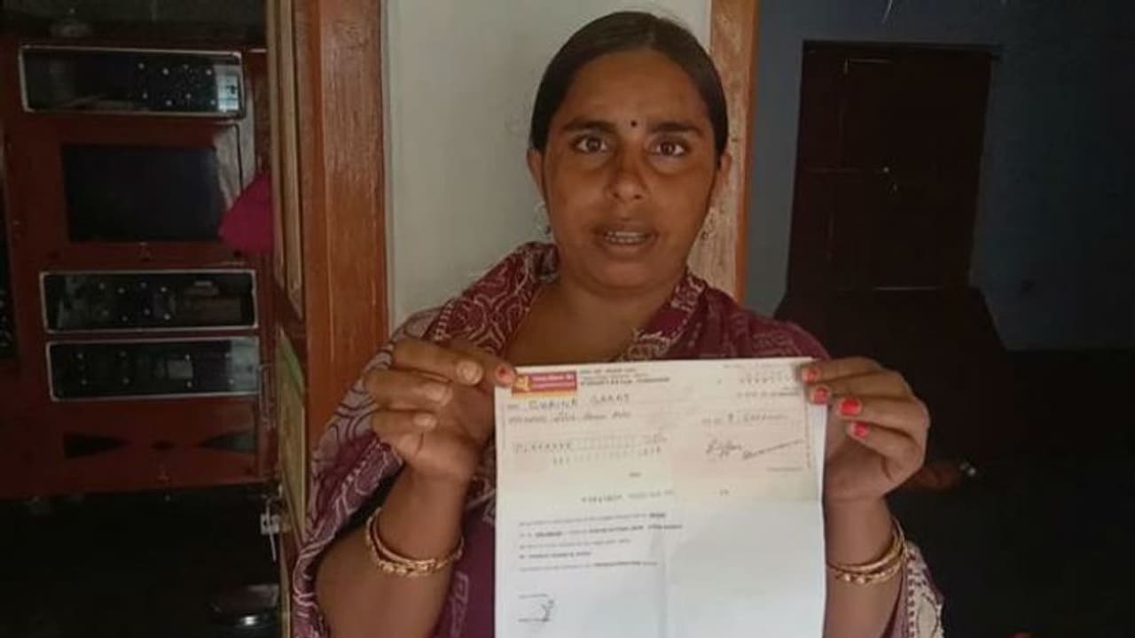 তৃণমূলে নাম লেখানোর শাস্তি, মৃতের স্ত্রীকে দেওয়া চেক আটকে দিল বিজেপি তৃণমূলে নাম লেখানোর শাস্তি, মৃতের স্ত্রীকে দেওয়া চেক আটকে দিল বিজেপি