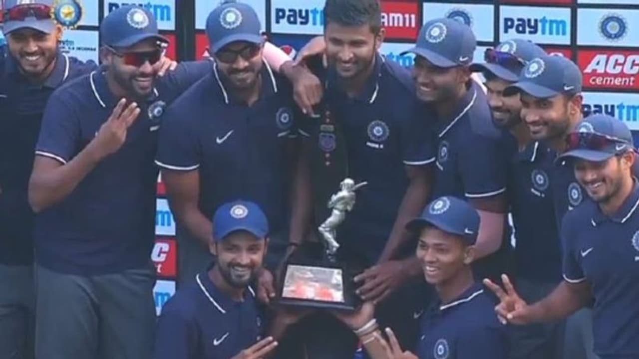 ದೇವಧರ್ ಟ್ರೋಫಿ 2019: ಭಾರತ ’ಬಿ’ ಚಾಂಪಿಯನ್ ದೇವಧರ್ ಟ್ರೋಫಿ 2019: ಭಾರತ ’ಬಿ’ ಚಾಂಪಿಯನ್