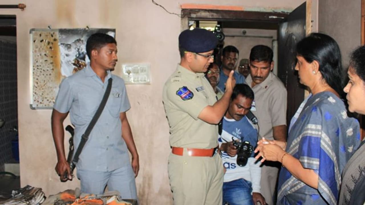 #Tahsildar Vijaya: ఘటనాస్థలిని సందర్శించిన సబితా ఇంద్రారెడ్డి #Tahsildar Vijaya: ఘటనాస్థలిని సందర్శించిన సబితా ఇంద్రారెడ్డి