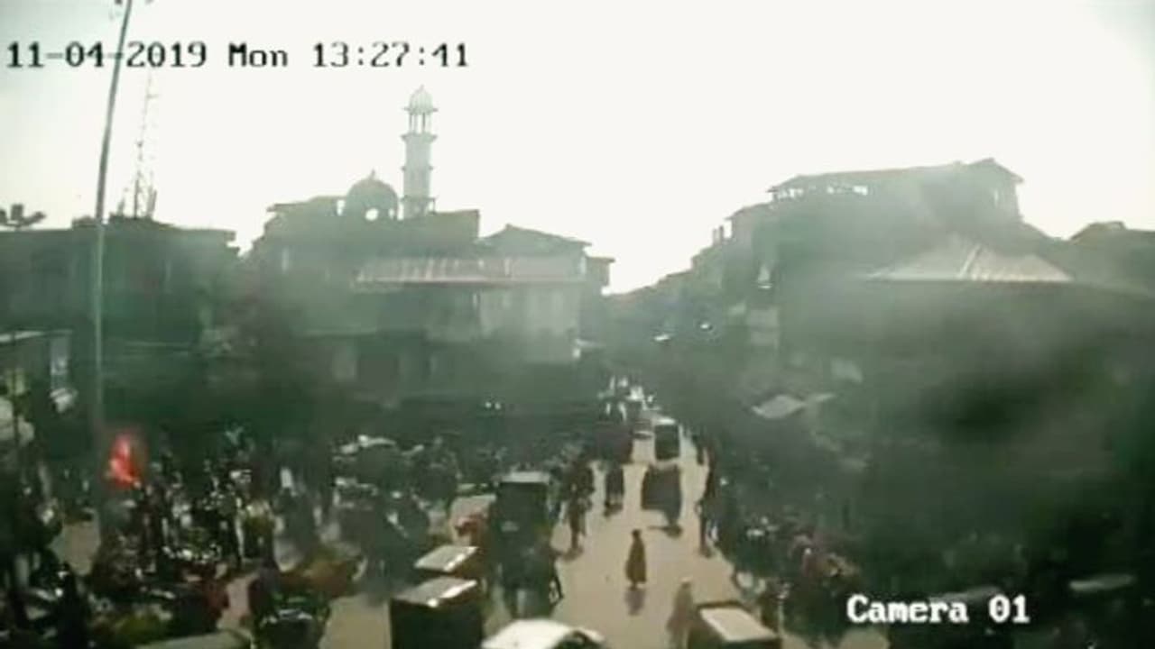 ঠিক কী ঘটেছিল শ্রীনগরের বাজারে, দেখুন গ্রেনেড হামলার মুহুর্তের সিসিটিভি ফুটেজ ঠিক কী ঘটেছিল শ্রীনগরের বাজারে, দেখুন গ্রেনেড হামলার মুহুর্তের সিসিটিভি ফুটেজ