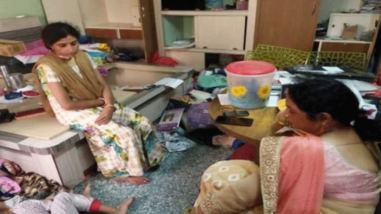 डकैतों ने घर से लूटे 60 लाख, जाते जाते शीशे पर लिखा भाभी जी बहुत अच्छी हैं, लेकिन भैया... डकैतों ने घर से लूटे 60 लाख, जाते जाते शीशे पर लिखा भाभी जी बहुत अच्छी हैं, लेकिन भैया...