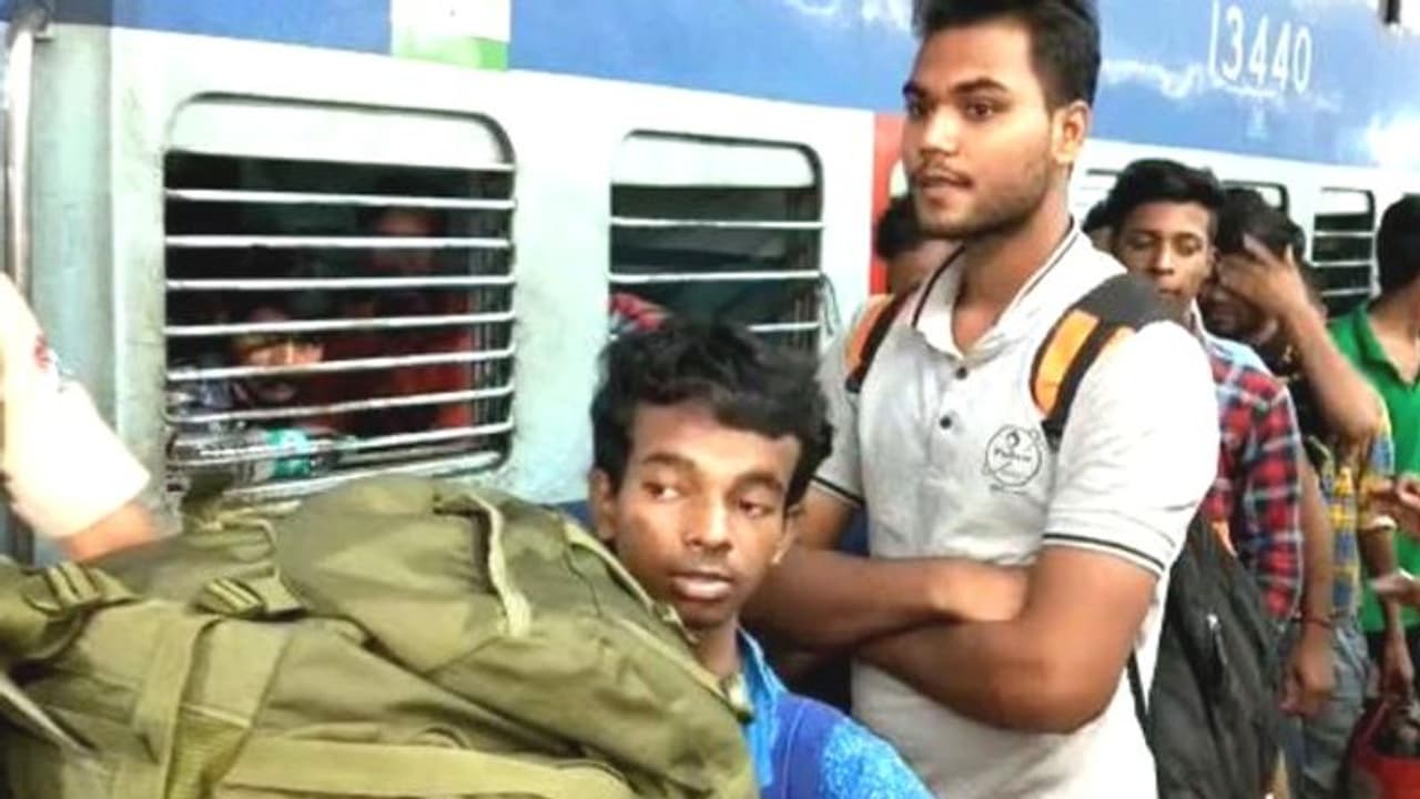 কাশ্মীরে ছিল প্রাণের ভয়, বাংলায় নেমে বেকারত্বের ভয় বাঙালি শ্রমিকদের কাশ্মীরে ছিল প্রাণের ভয়, বাংলায় নেমে বেকারত্বের ভয় বাঙালি শ্রমিকদের