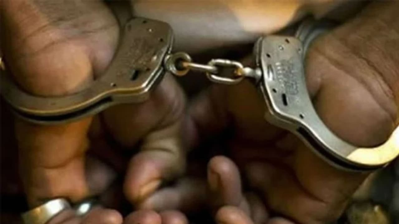 భార్యతో గొడవ.... పిల్లలను 150 అడుగుల లోయలో పడేసి.. భార్యతో గొడవ.... పిల్లలను 150 అడుగుల లోయలో పడేసి..