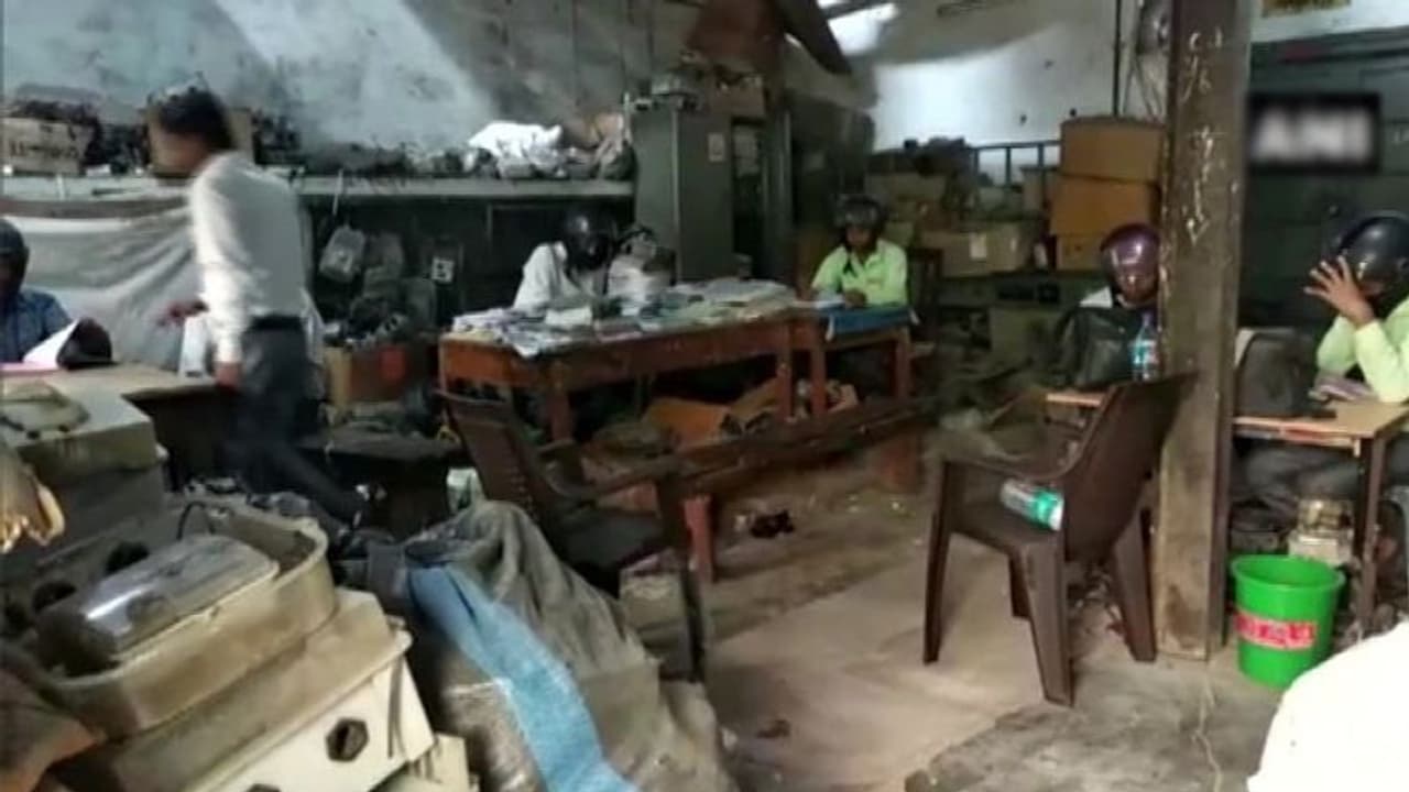 'എല്ലാംകൂടി ഇടിഞ്ഞ് തലയിൽ വീഴുമോ?' ഹെൽമറ്റ് ധരിച്ച് സർക്കാർ‌ ജീവനക്കാരുടെ പ്രതിഷേധം