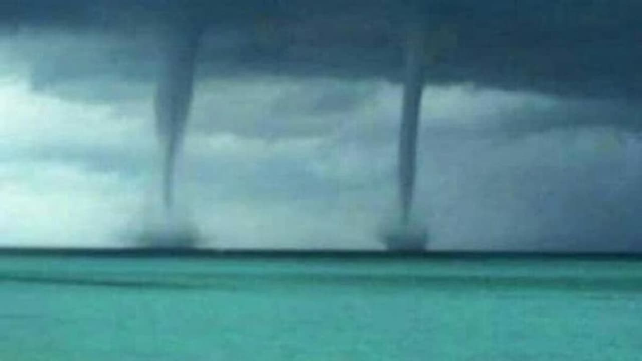 'മഹ'യുടെ പ്രഭാവത്തില് നിന്ന് കേരളം ഒഴിവായി; പ്രക്ഷുബ്ധമായ കടല് മേഖലകളില് മത്സ്യത്തൊഴിലാളികള്ക്ക് മുന്നറിയിപ്പ് 'മഹ'യുടെ പ്രഭാവത്തില് നിന്ന് കേരളം ഒഴിവായി; പ്രക്ഷുബ്ധമായ കടല് മേഖലകളില് മത്സ്യത്തൊഴിലാളികള്ക്ക് മുന്നറിയിപ്പ്