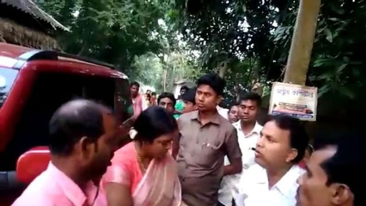 'দিদিকে বলো' কর্মসূচিতে যোগ গিয়ে বিক্ষোভের মুখে দুই তৃণমূল বিধায়ক 'দিদিকে বলো' কর্মসূচিতে যোগ গিয়ে বিক্ষোভের মুখে দুই তৃণমূল বিধায়ক