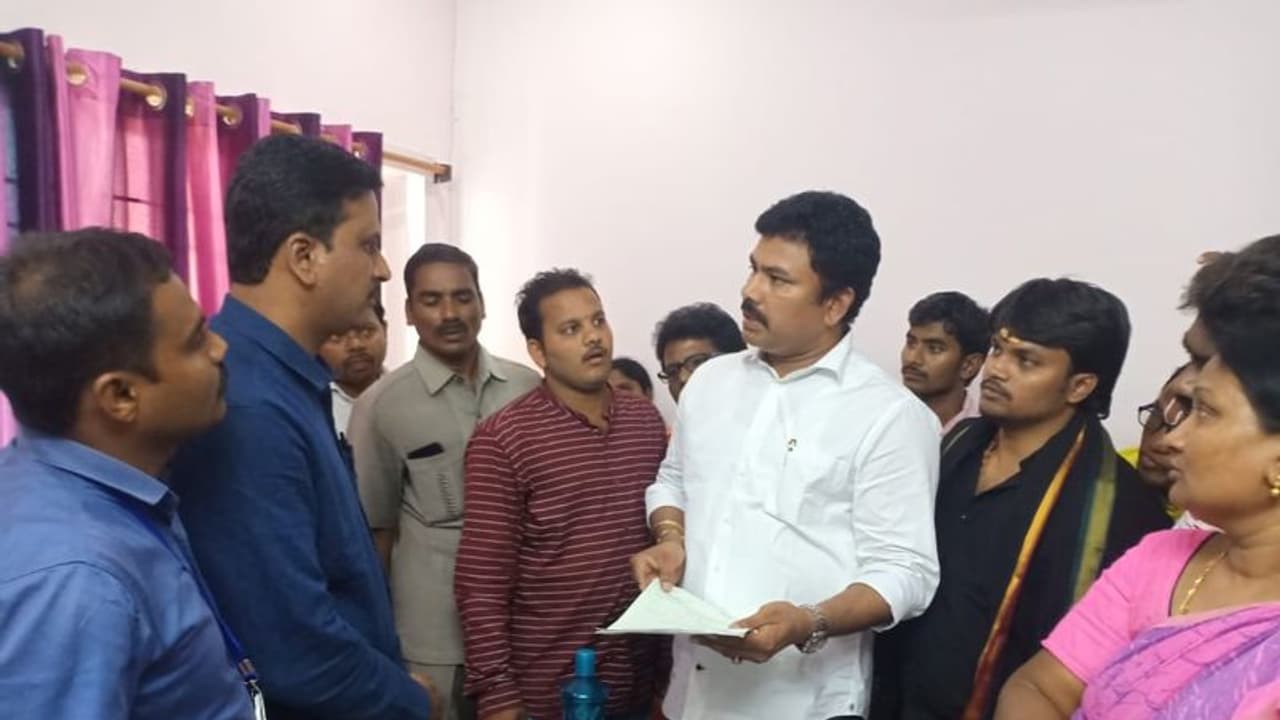 నిరుద్యోగులే టార్గెట్... సచివాలయ ఉద్యోగాల పేరిట మోసం