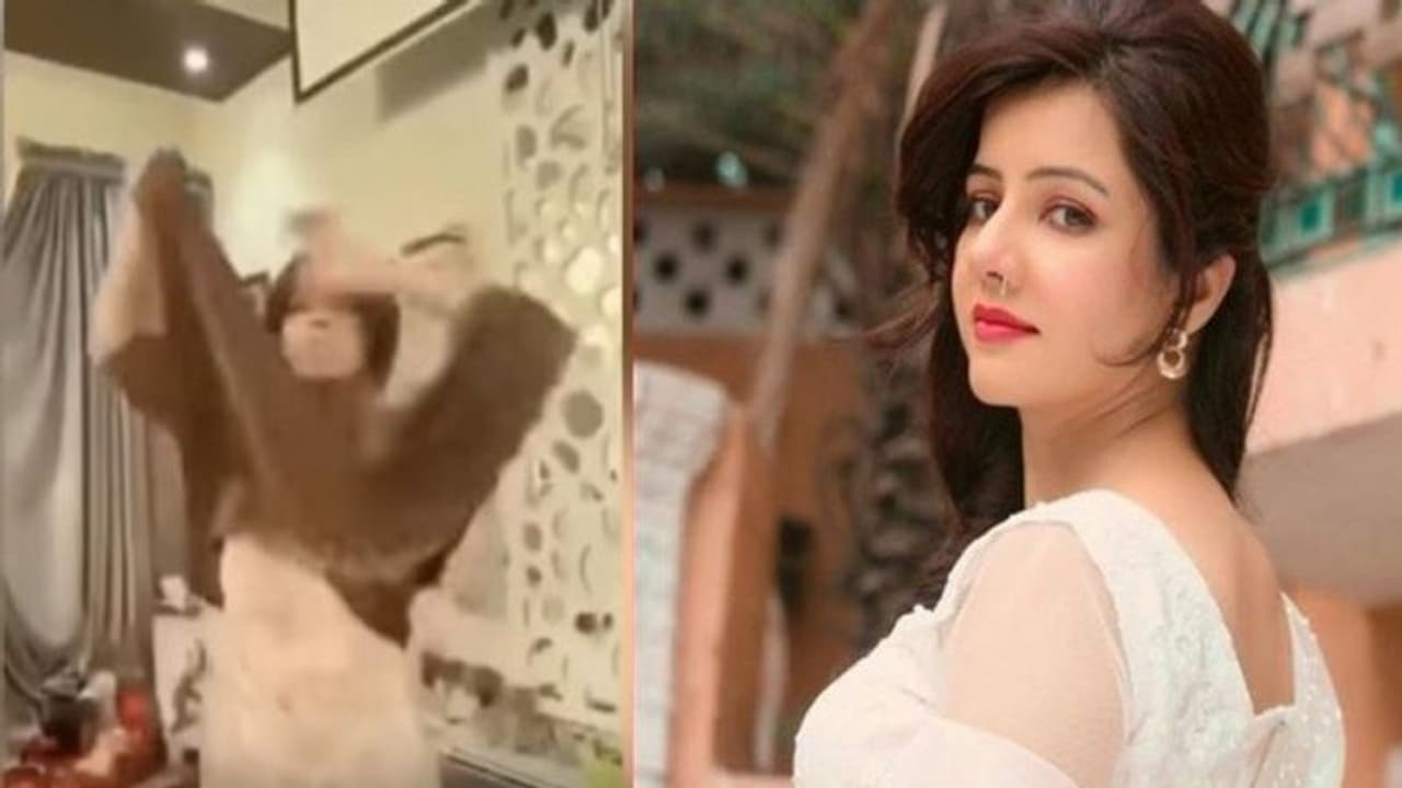 ಮೋದಿಗೆ ಬೆದರಿಕೆ ಹಾಕಿದ್ದ ಪಾಕ್ ಗಾಯಕಿಯ ಖಾಸಗಿ ವಿಡಿಯೋ ವೈರಲ್! ಮೋದಿಗೆ ಬೆದರಿಕೆ ಹಾಕಿದ್ದ ಪಾಕ್ ಗಾಯಕಿಯ ಖಾಸಗಿ ವಿಡಿಯೋ ವೈರಲ್!