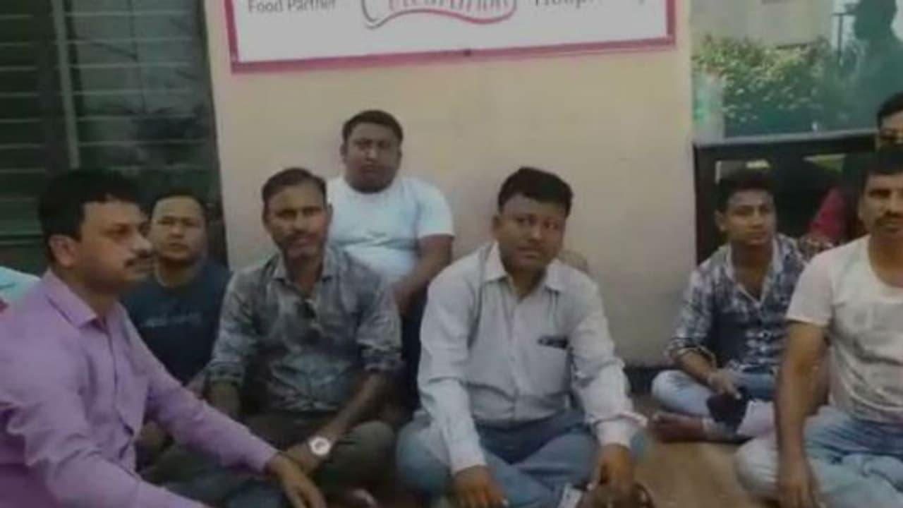 চিকিৎসায় গাফিলতিতে মৃত্যু, দেহ নিয়ে নার্সিংহোমে ধর্নায় মৃতার ছেলে চিকিৎসায় গাফিলতিতে মৃত্যু, দেহ নিয়ে নার্সিংহোমে ধর্নায় মৃতার ছেলে