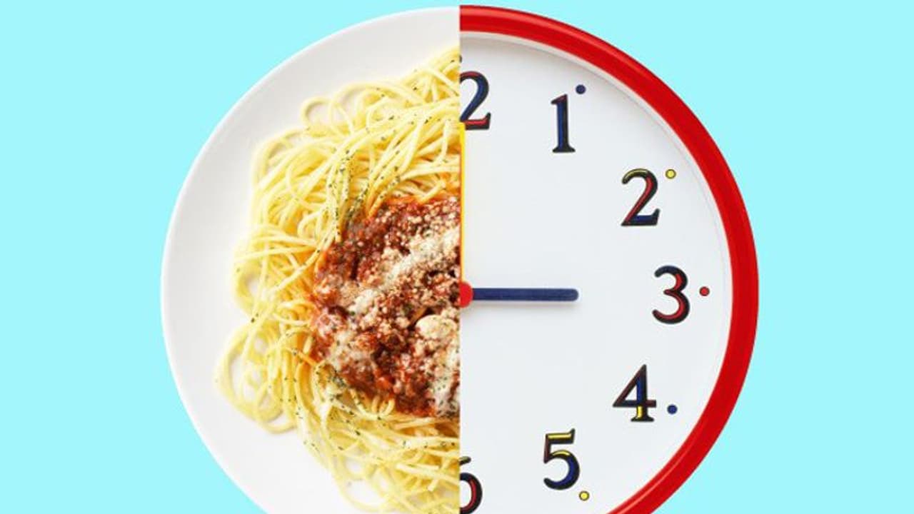 രാത്രിയിൽ ഭക്ഷണം കഴിക്കുമ്പോൾ ചില കാര്യങ്ങൾ ശ്രദ്ധിക്കൂ രാത്രിയിൽ ഭക്ഷണം കഴിക്കുമ്പോൾ ചില കാര്യങ്ങൾ ശ്രദ്ധിക്കൂ