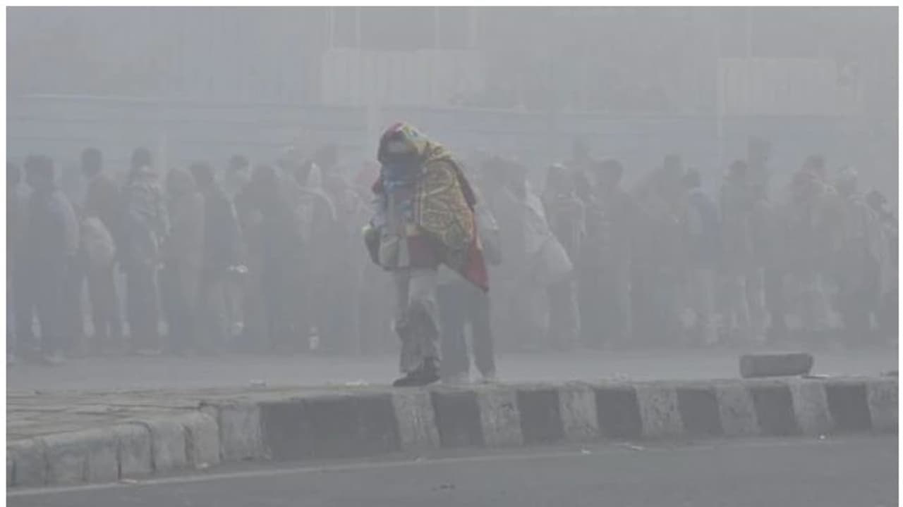 ശ്വാസം മുട്ടി ദില്ലി, അന്തരീക്ഷ മലിനീകരണം രൂക്ഷം; ശാരീരിക അസ്വസ്ഥതകള്‍ പ്രകടിപ്പിച്ച് ജനങ്ങള്‍