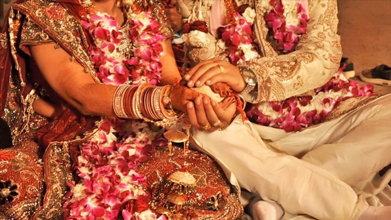 ஒரே பிரசவத்தில் பிறந்த 4 பேர்..! ஒரே நேரத்தில் குருவாயூர் கோவிலில் திருமணம் செய்து வைக்கும் தாயார்..!