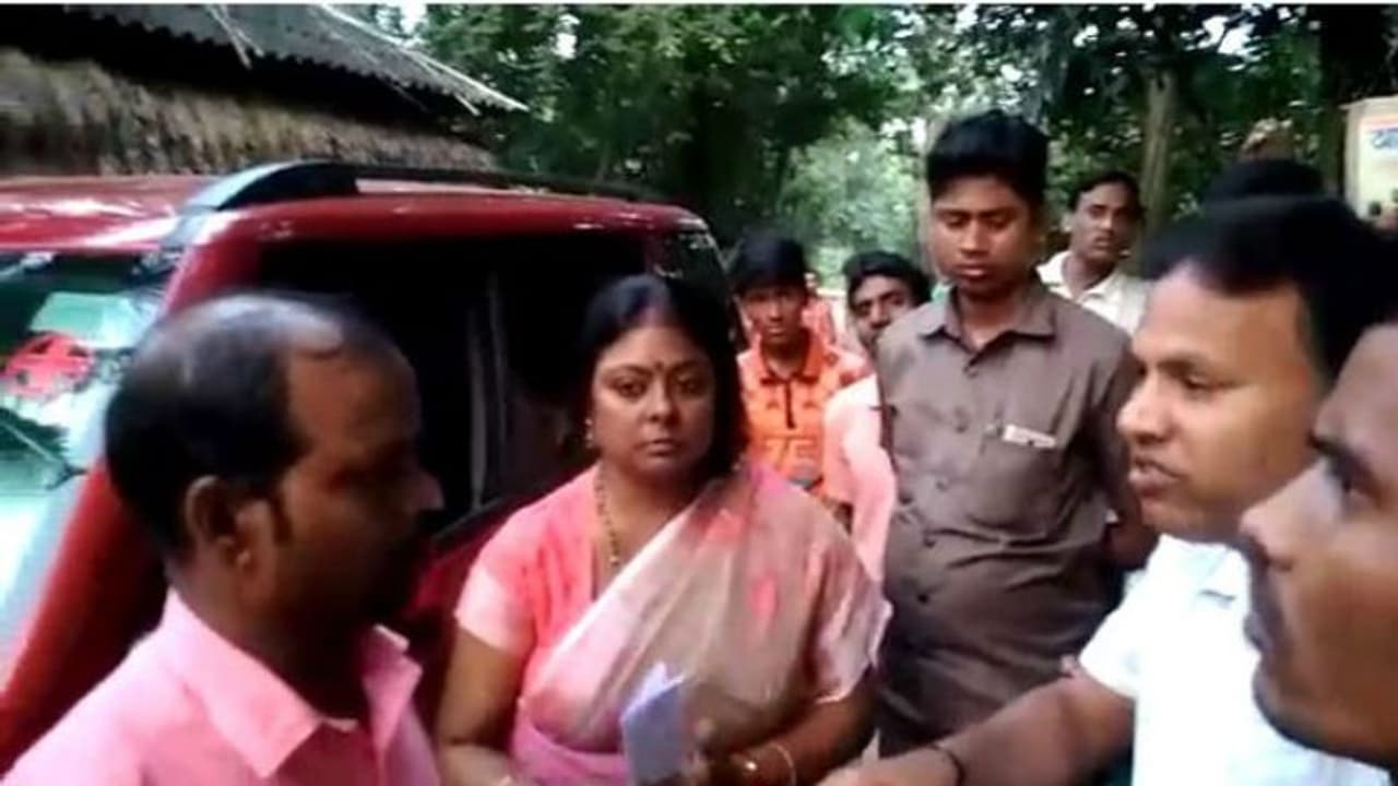 'দিদিকে বলো' র প্রচারে গিয়ে বিপাকে দুই দিদি, বিক্ষোভ দেখালেন তৃণমূল কর্মীরাই 'দিদিকে বলো' র প্রচারে গিয়ে বিপাকে দুই দিদি, বিক্ষোভ দেখালেন তৃণমূল কর্মীরাই