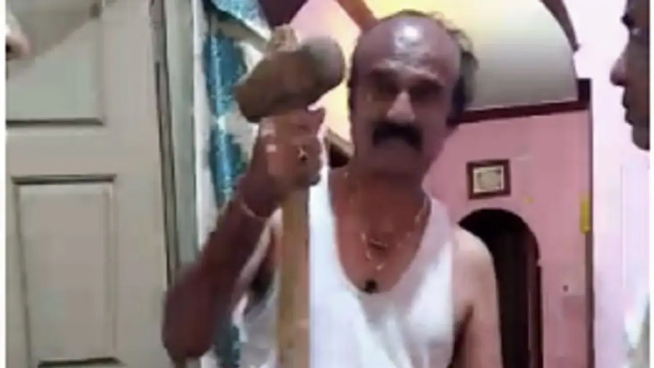 ಹಾಸನ: KGF ಸ್ಟೈಲ್ನಲ್ಲಿ ಮಗಳ ಮೇಲೆ ಹಲ್ಲೆ ಮಾಡ್ತಾನೆ ಈ ಕ್ರೂರ ತಂದೆ ಹಾಸನ: KGF ಸ್ಟೈಲ್ನಲ್ಲಿ ಮಗಳ ಮೇಲೆ ಹಲ್ಲೆ ಮಾಡ್ತಾನೆ ಈ ಕ್ರೂರ ತಂದೆ