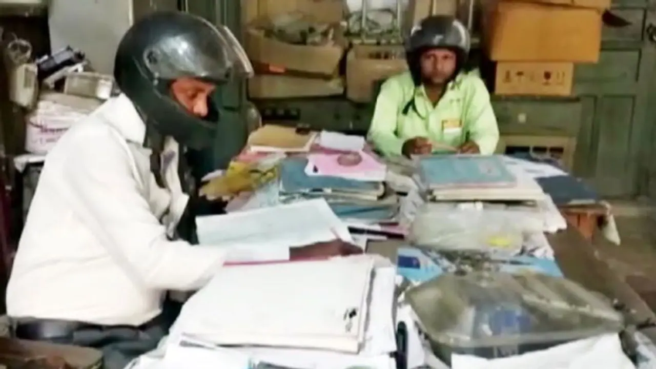 ऑफिस में हेलमेट पहन काम करने को मजबूर कर्मचारी, बताया क्यों पहनना है जरूरी