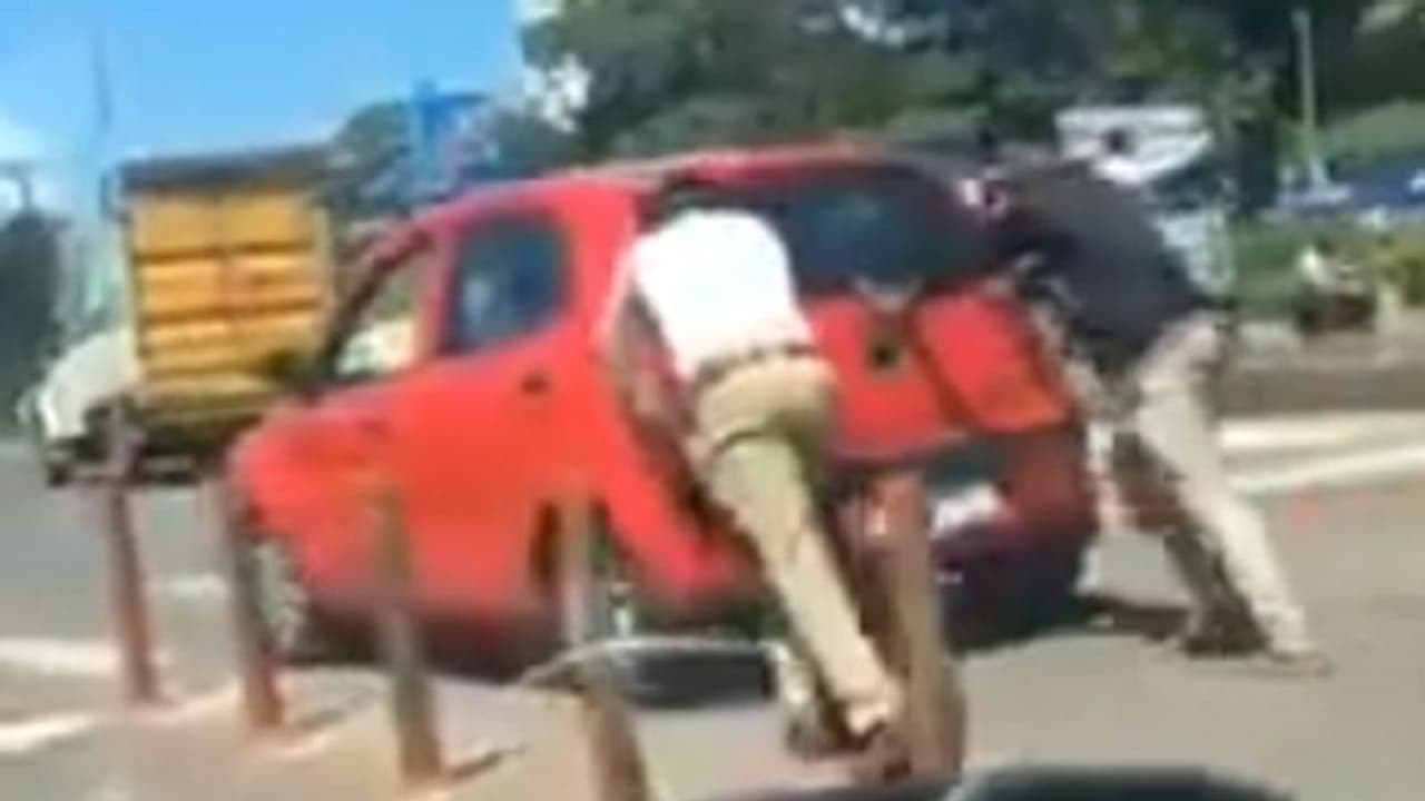 ಮಂಗಳೂರು: ಕಾರು ತಳ್ಳಿದ ಟ್ರಾಫಿಕ್ ಪೊಲೀಸ್ ‘ಟುಡೇಸ್ ಹೀರೊ’ ಮಂಗಳೂರು: ಕಾರು ತಳ್ಳಿದ ಟ್ರಾಫಿಕ್ ಪೊಲೀಸ್ ‘ಟುಡೇಸ್ ಹೀರೊ’