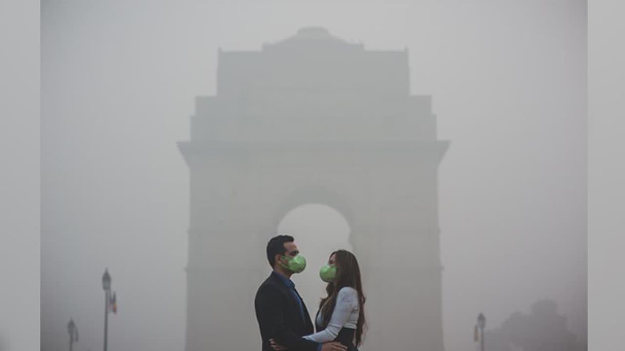 प्रदूषण के बीच रोमांस का तड़का! जानें वायरल हो रहे वेडिंग फोटोशूट का सच प्रदूषण के बीच रोमांस का तड़का! जानें वायरल हो रहे वेडिंग फोटोशूट का सच