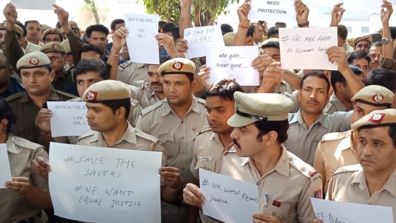 Tis Hazari clash: Police personnel protest outside Delhi headquarters Tis Hazari clash: Police personnel protest outside Delhi headquarters