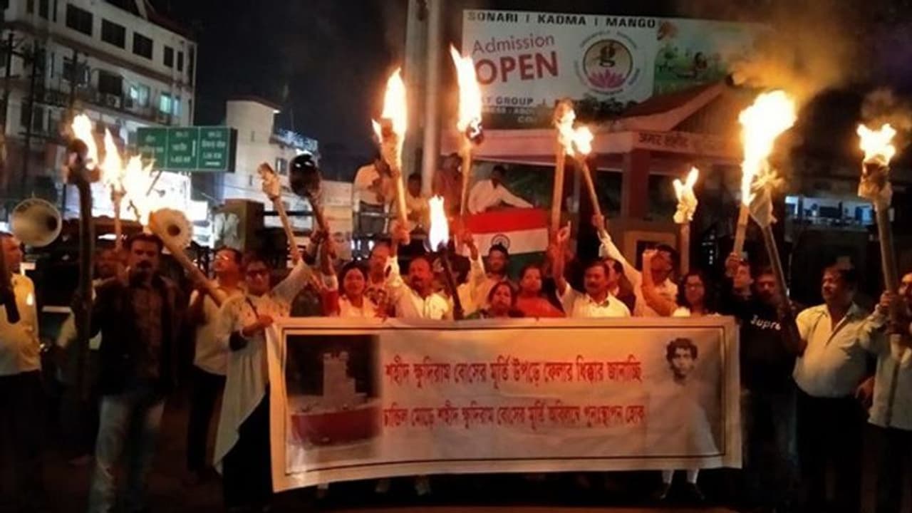 ঝাড়খণ্ডে ভোটের আগে আক্রান্ত বাঙালি, ক্ষুদিরামের মূর্তি উপড়ে ফেলল সরকার ঝাড়খণ্ডে ভোটের আগে আক্রান্ত বাঙালি, ক্ষুদিরামের মূর্তি উপড়ে ফেলল সরকার