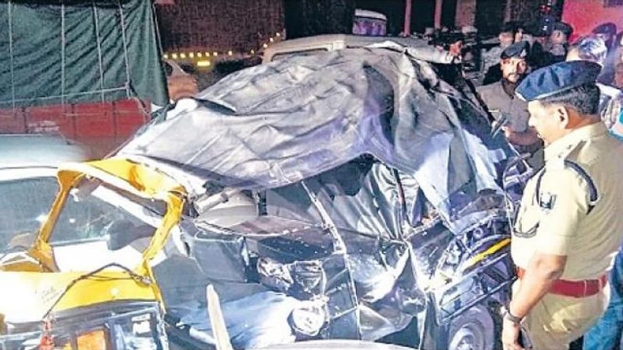ट्रक की टक्कर से पांच लोगों की मौत ट्रक की टक्कर से पांच लोगों की मौत