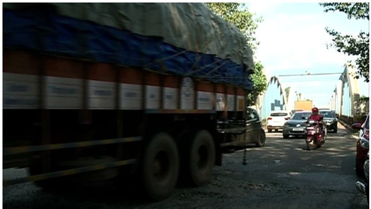 കുറ്റിപ്പുറം പാലം അടക്കുന്നു: രാത്രിയിൽ വാഹനങ്ങൾ വഴി തിരിച്ചു വിടും കുറ്റിപ്പുറം പാലം അടക്കുന്നു: രാത്രിയിൽ വാഹനങ്ങൾ വഴി തിരിച്ചു വിടും