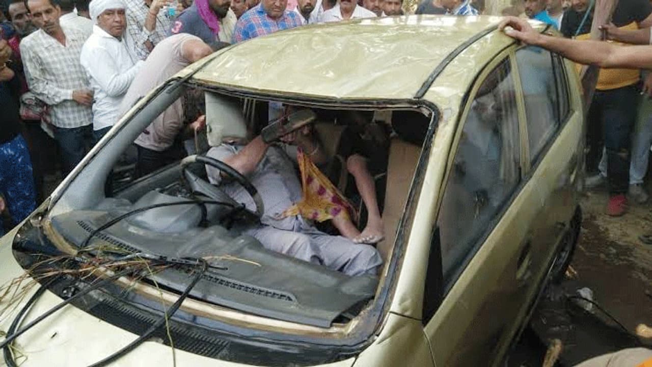 बेटी के प्यार से इतना डिस्टर्ब हुए एक पिता, कार में पूरे परिवार को बिठाकर लगा दी मौत की छलांग बेटी के प्यार से इतना डिस्टर्ब हुए एक पिता, कार में पूरे परिवार को बिठाकर लगा दी मौत की छलांग