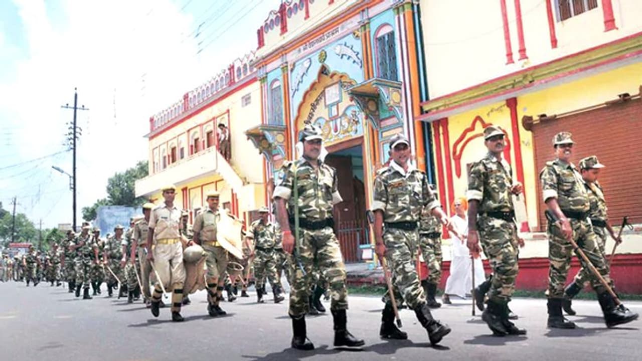 यूपी में बड़ी हलचल: अयोध्या फैसले से पहले राज्य में 4 हजार एक्स्ट्रा पैरामिलिट्री फोर्स की तैनाती यूपी में बड़ी हलचल: अयोध्या फैसले से पहले राज्य में 4 हजार एक्स्ट्रा पैरामिलिट्री फोर्स की तैनाती