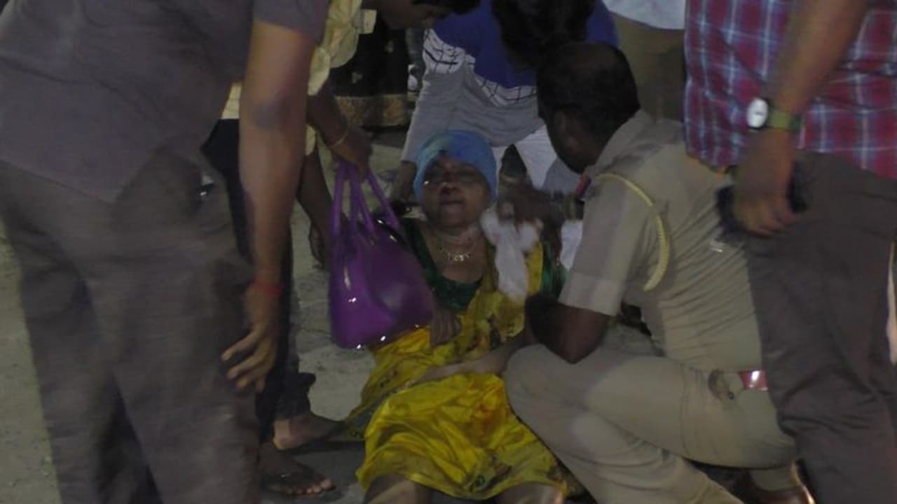 மனிதநேயத்தால் மனங்கள் வென்ற போலீஸ் இன்ஸ்பெக்டர். அம்பத்தூரில் நடந்த நெகிழ்ச்சியான சம்பவம்..!! மனிதநேயத்தால் மனங்கள் வென்ற போலீஸ் இன்ஸ்பெக்டர். அம்பத்தூரில் நடந்த நெகிழ்ச்சியான சம்பவம்..!!