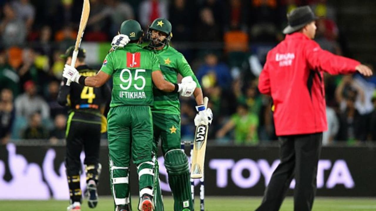 ஒரே ஓவரில் ஆஸ்திரேலிய அணியை அலறவிட்ட இஃப்டிகர் அகமது.. பாபர் அசாம் பொறுப்பான அரைசதம் ஒரே ஓவரில் ஆஸ்திரேலிய அணியை அலறவிட்ட இஃப்டிகர் அகமது.. பாபர் அசாம் பொறுப்பான அரைசதம்