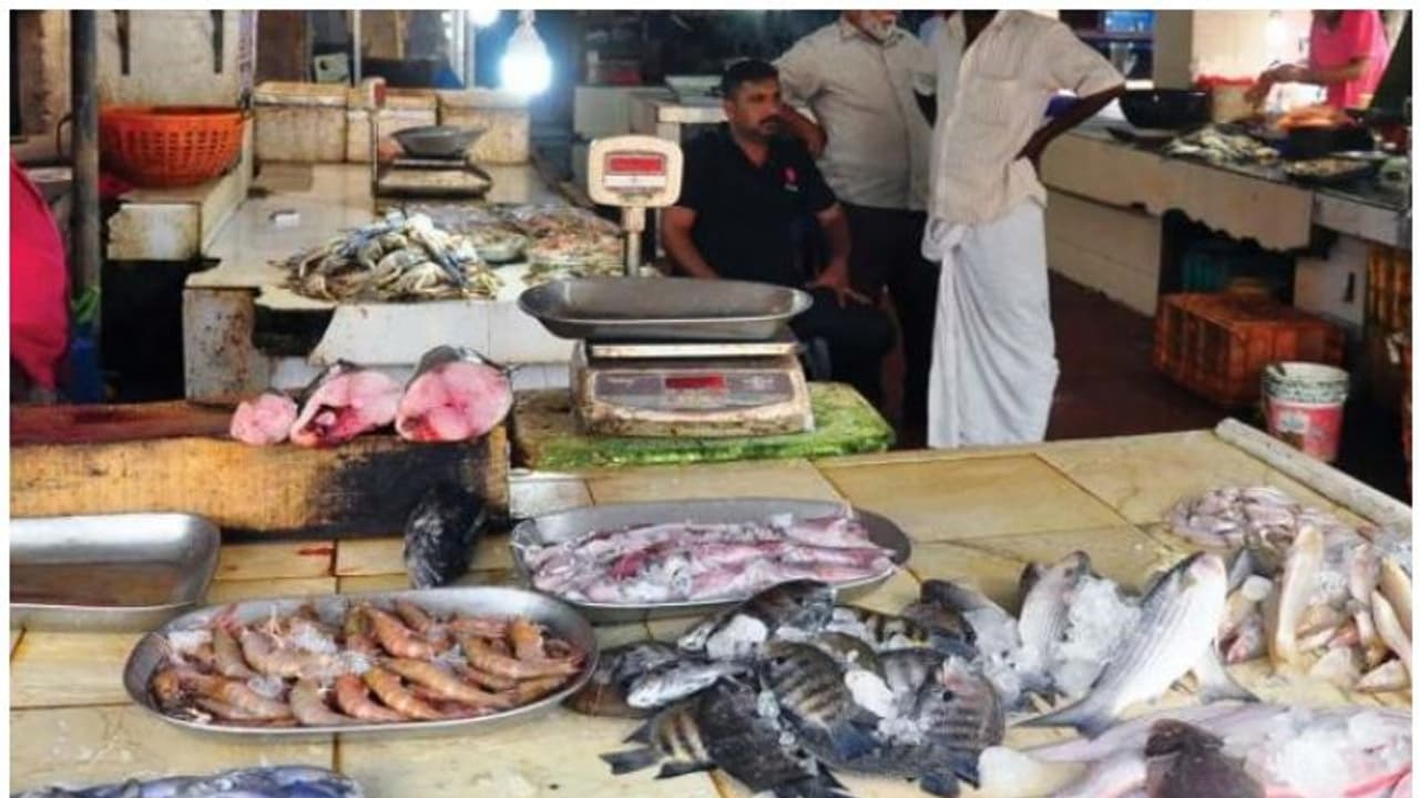 കോഴിക്കോട് സെൻട്രൽ മാർക്കറ്റിൽ ബുധനാഴ്ച ശുചിത്വ ഹർത്താൽ കോഴിക്കോട് സെൻട്രൽ മാർക്കറ്റിൽ ബുധനാഴ്ച ശുചിത്വ ഹർത്താൽ