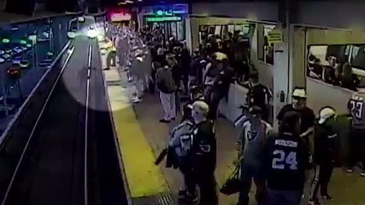 మత్తులో పట్టాలపై జారిపడ్డాడు: రెప్పపాటులో పైకిలాగిన మరో వ్యక్తి, వీడియో వైరల్ మత్తులో పట్టాలపై జారిపడ్డాడు: రెప్పపాటులో పైకిలాగిన మరో వ్యక్తి, వీడియో వైరల్