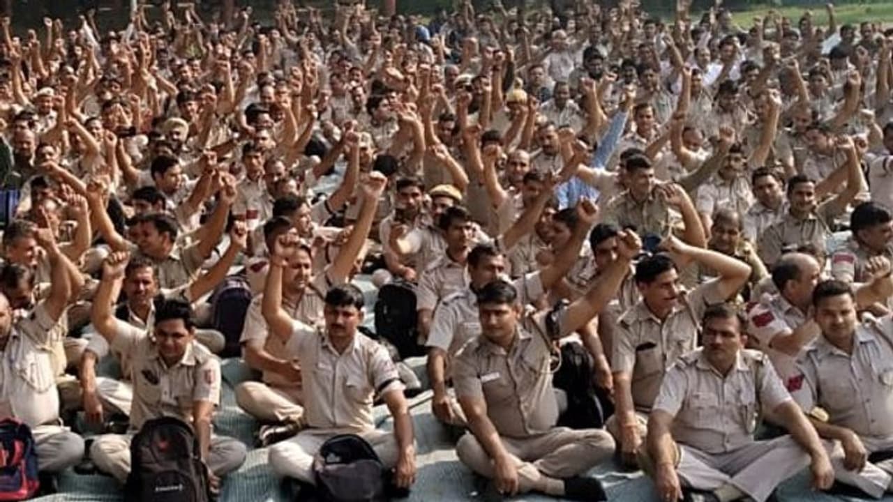 কিরণ বেদীর ছবি নিয় আন্দোলনে দিল্লি পুলিশ, সদর দপ্তরের সামনে অভিনব বিক্ষোভ কিরণ বেদীর ছবি নিয় আন্দোলনে দিল্লি পুলিশ, সদর দপ্তরের সামনে অভিনব বিক্ষোভ