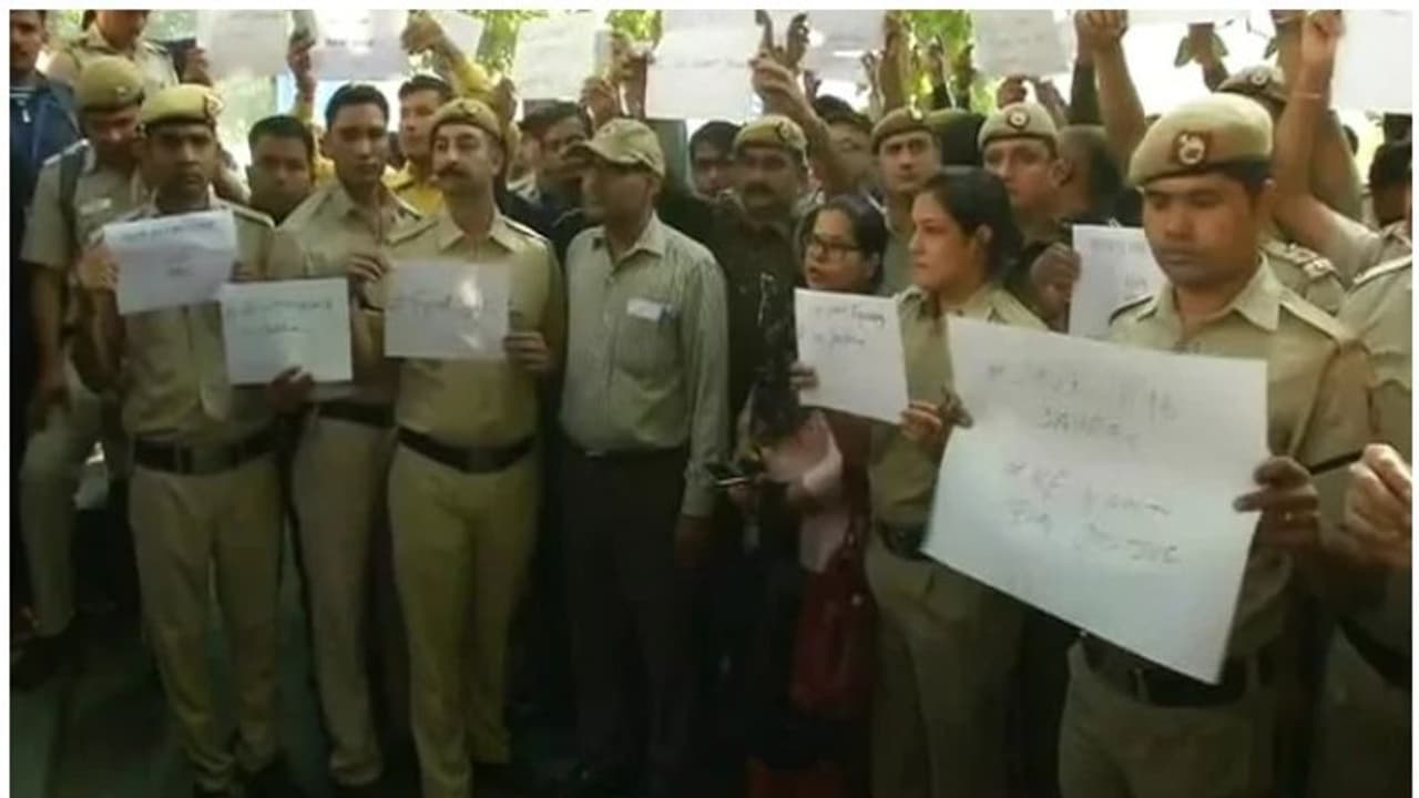 ദില്ലിയിലെ കോടതി സംഘര്ഷം; തെരുവില് പൊലീസിന്റെ സമരം, പൊലീസ് സ്റ്റേഷനുകള് സ്തംഭിച്ചു ദില്ലിയിലെ കോടതി സംഘര്ഷം; തെരുവില് പൊലീസിന്റെ സമരം, പൊലീസ് സ്റ്റേഷനുകള് സ്തംഭിച്ചു