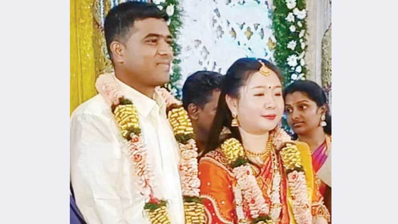 கடல் கடந்து மலர்ந்த காதல்..! சீன பெண்ணை கரம்பிடித்த சேலம் மருத்துவர்..! கடல் கடந்து மலர்ந்த காதல்..! சீன பெண்ணை கரம்பிடித்த சேலம் மருத்துவர்..!