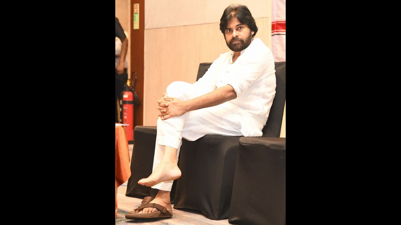 నిన్ను ప్యాకేజీ స్టార్ అని కూడా అంటారు.. నువ్వే చెప్పు: పవన్ కళ్యాణ్ పై కోడలి నాని నిన్ను ప్యాకేజీ స్టార్ అని కూడా అంటారు.. నువ్వే చెప్పు: పవన్ కళ్యాణ్ పై కోడలి నాని