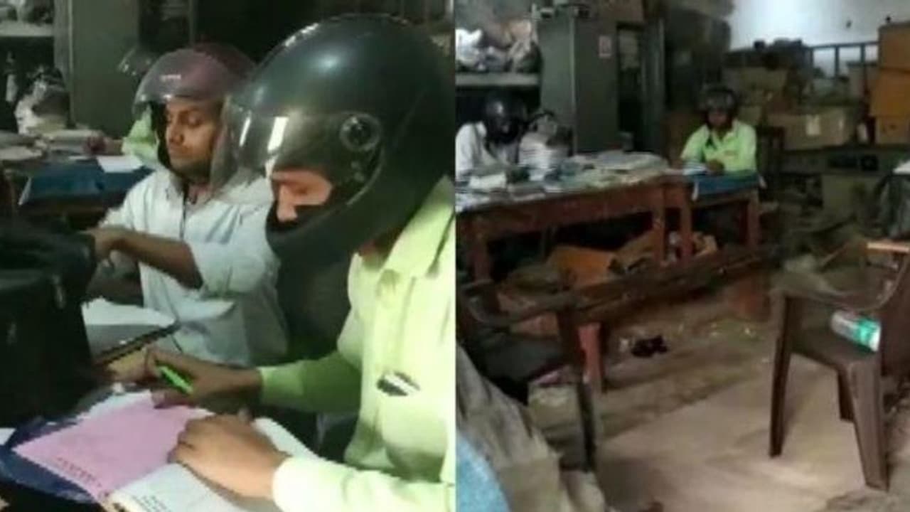 எப்போ இடிந்து விழும் ன்னு தெரியல... மரண பயத்தில் அரசு ஊழியர்கள்... ஹெல்மட் அணிந்தவாறே வேலை பார்க்கும் பரிதாபம்...! எப்போ இடிந்து விழும் ன்னு தெரியல... மரண பயத்தில் அரசு ஊழியர்கள்... ஹெல்மட் அணிந்தவாறே வேலை பார்க்கும் பரிதாபம்...!