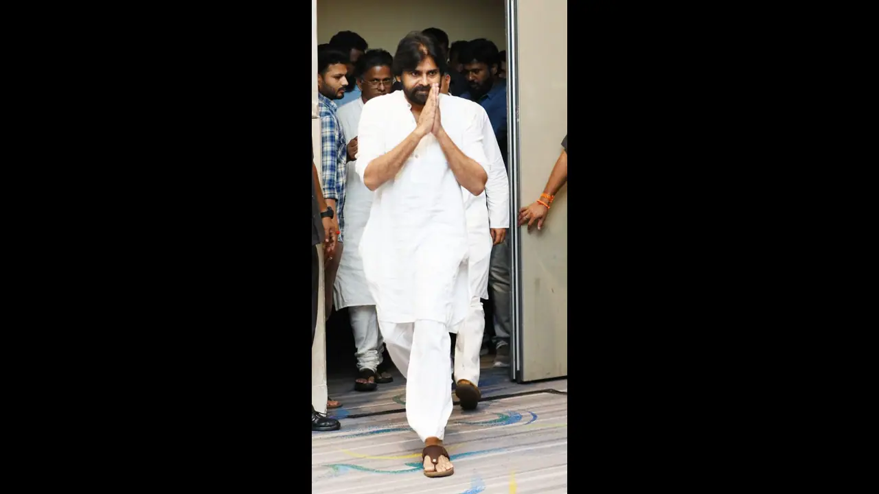 పవన్ కళ్యాణ్ తో టీడీపీ నేతల భేటీ: బాబు దీక్షకు మద్దతుపై చర్చ పవన్ కళ్యాణ్ తో టీడీపీ నేతల భేటీ: బాబు దీక్షకు మద్దతుపై చర్చ