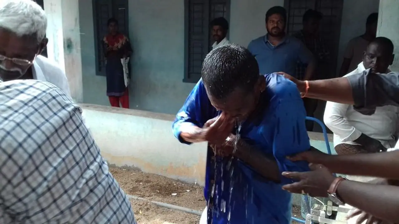 video: జగన్ సొంత జిల్లాలో దారుణం: ఎమ్మార్వో కార్యాలయంలోనే అన్నదాత ఆత్మహత్యాయత్నం video: జగన్ సొంత జిల్లాలో దారుణం: ఎమ్మార్వో కార్యాలయంలోనే అన్నదాత ఆత్మహత్యాయత్నం