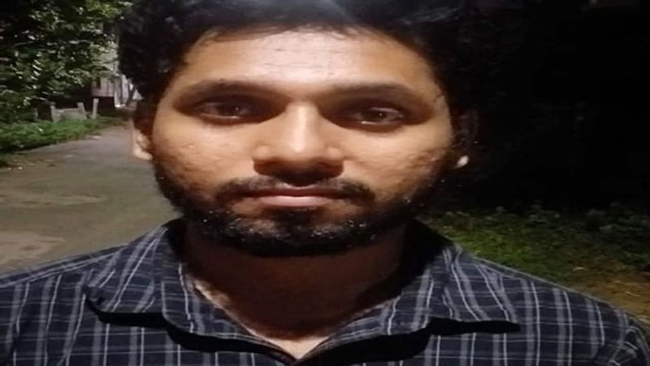 100 க்கும் மேற்பட்ட பெண்களை விதவிதமாக ஆபாச படம் பிடித்த இளைஞர்... விசாரணையில் பல திடுக்கிடும் தகவல்கள்..! 100 க்கும் மேற்பட்ட பெண்களை விதவிதமாக ஆபாச படம் பிடித்த இளைஞர்... விசாரணையில் பல திடுக்கிடும் தகவல்கள்..!