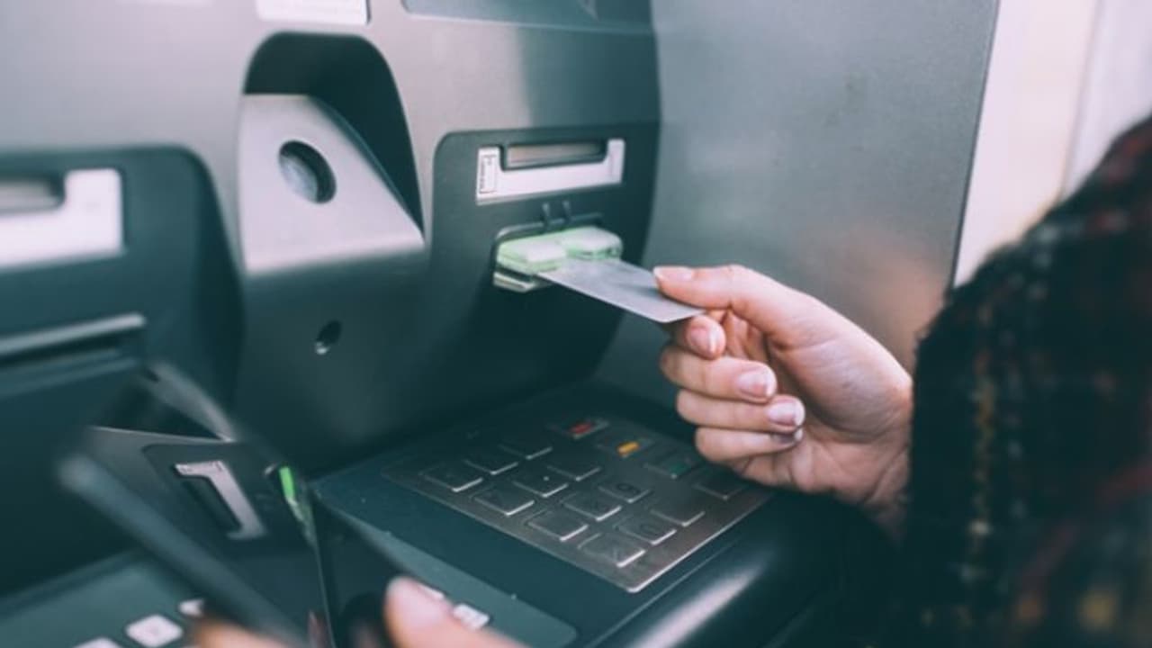 കൊവിഡ് കാലത്തെ എടിഎം ഉപയോഗം: എസ്ബിഐ നല്കുന്ന നിര്ദ്ദേശങ്ങള് ഇവയാണ്... കൊവിഡ് കാലത്തെ എടിഎം ഉപയോഗം: എസ്ബിഐ നല്കുന്ന നിര്ദ്ദേശങ്ങള് ഇവയാണ്...