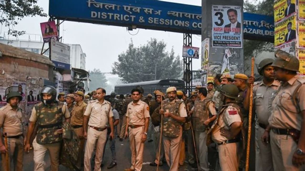 तीस हजारी कोर्ट मामला: दिल्ली पुलिस ने गृह मंत्रालय को सौंपी रिपोर्ट तीस हजारी कोर्ट मामला: दिल्ली पुलिस ने गृह मंत्रालय को सौंपी रिपोर्ट