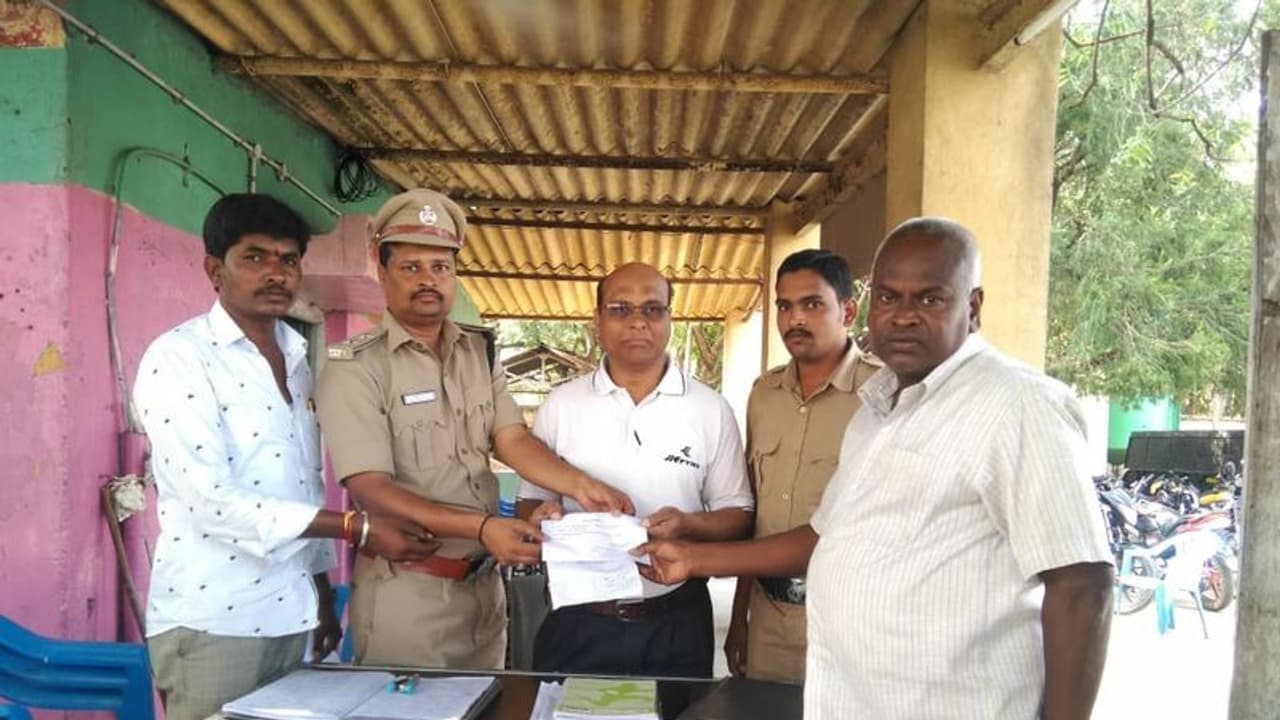 విధుల్లో చేరినవారి శవాల ఊరేగింపు: ఆర్టీసీ కార్మికుల మధ్య ఘర్షణ, ఉద్రిక్తత